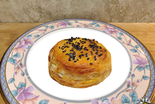 Sfogliatina di cuore di salmone con provola silana e semi di sesamo nero