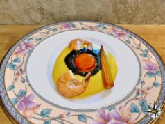 Tuorlo ad alta temperatura con spuma di aglio nero, cremoso di mais e gamberetti