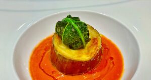 Parmigiana di melanzane con cioccolato, provola e buzzonaglia di tonno