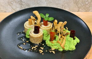 Testaroli della Lunigiana con Navajas de Galicia, pesto di menta e lamine vegetali