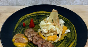 Huevos de toro con chips di manioca e pasta de Aji Amarillo