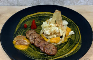 Huevos de toro con chips di manioca e pasta de Aji Amarillo