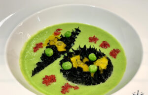 Trippa risottata al nero di polpo con mousse di piselli e tuorlo di pernice