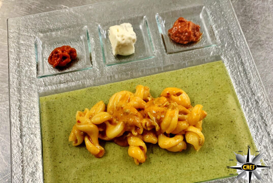 Trecce alla gorgonduja con estratto di tartufo e lamina di piselli