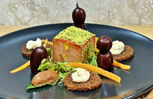 Mortazza al cubo in salsa bernese, crostini di segale e baccelli di tamarindo