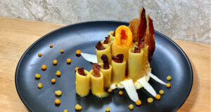 Pasta alla carbonara con cialde di guanciale, caviale di uova e cremoso di pecorino romano