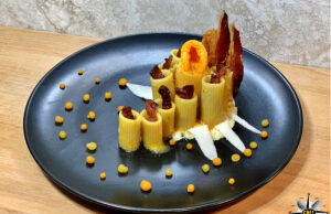 Pasta alla carbonara con cialde di guanciale, caviale di uova e cremoso di pecorino romano