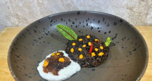 Riso selvatico alle 5 Spezie Cinesi con riccioli di medusa, burrata di Andria IGP e perle di zafferano