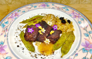 Medaglioni di sella di pecora in composta di pompia, con fregola e polvere di mirto