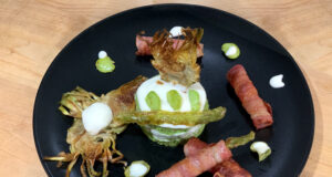 Timballo di fave e pecorino, con cannoli di bacon e cuori di carciofi