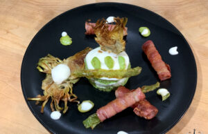 Timballo di fave e pecorino, con cannoli di bacon e cuori di carciofi