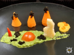 Tuorlo marinato allo champagne con hummus matcha e perle di nero di polpo