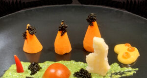 Tuorlo marinato allo champagne con hummus matcha e perle di nero di polpo