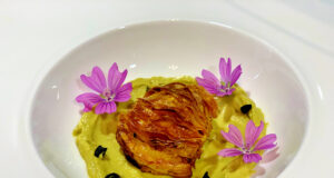 Aragostina riccia con lonza di maiale, mayocado e aglio nero fermentato