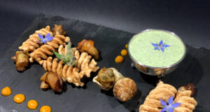 Fusilloni soffiati con lumache di mare e cremoso di borragine