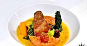 Schegge di ventricina con guayava, cavolo nero e pasta di aji amarillo