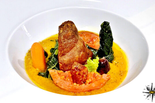 Schegge di ventricina con guayava, cavolo nero e pasta di aji amarillo