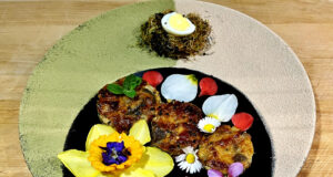 Spring flowers omelette al forno con germogli di aglio e polvere di baobab