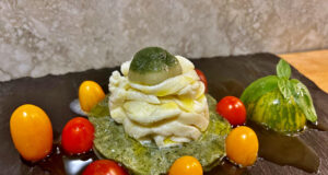 Caprese di spaghettoni di Bufala Campana DOP con datterini gialli, pomodoro zebrato e gel di basilico