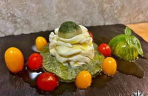 Caprese di spaghettoni di Bufala Campana DOP con datterini gialli, pomodoro zebrato e gel di basilico