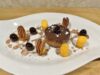 Petit gâteau di cioccolato e fichi marinati, con pesche, amarene e noci Pecan