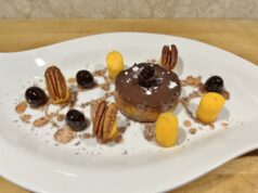 Petit gâteau di cioccolato e fichi marinati, con pesche, amarene e noci Pecan