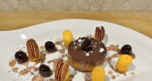 Petit gâteau di cioccolato e fichi marinati, con pesche, amarene e noci Pecan