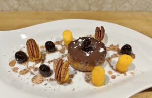 Petit gâteau di cioccolato e fichi marinati, con pesche, amarene e noci Pecan
