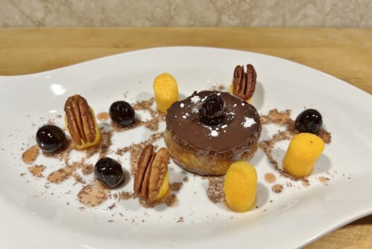 Petit gâteau di cioccolato e fichi marinati, con pesche, amarene e noci Pecan
