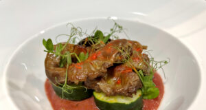 Mollejitas de pollo con papas, purea alla rapa rossa e germogli di Affilla Cress