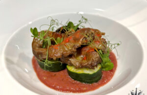 Mollejitas de pollo con papas, purea alla rapa rossa e germogli di Affilla Cress