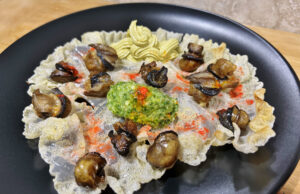 Nuage d’escargot con maionese di avocado e quenelle di prezzemolo