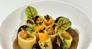 Mezze maniche con batata americana, cozze e fagioli giganti