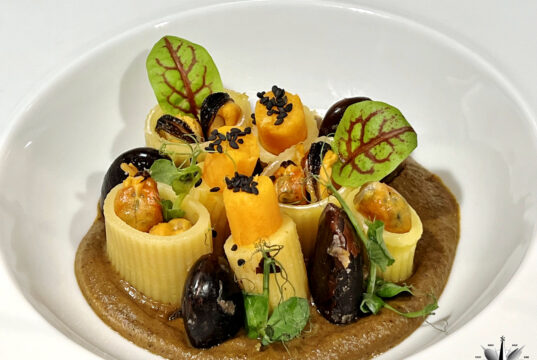 Mezze maniche con batata americana, cozze e fagioli giganti