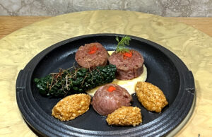 Salame di Turgia alla genziana, con toma di Lanzo e mojo de almendras