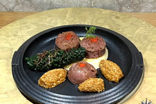 Salame di Turgia alla genziana, con toma di Lanzo e mojo de almendras