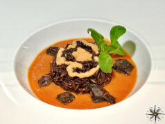 Vulcano di riso rosso con lava di salmone e chipirones al nero della Galizia