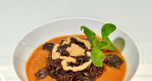 Vulcano di riso rosso con lava di salmone e chipirones al nero della Galizia