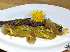 Spaghetti al nero di seppia con pesto di tarassaco e scaglie di aceto balsamico