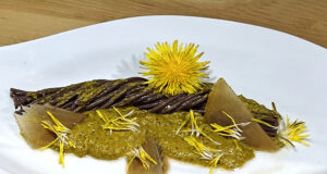 Spaghetti al nero di seppia con pesto di tarassaco e scaglie di aceto balsamico