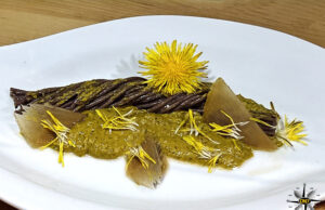 Spaghetti al nero di seppia con pesto di tarassaco e scaglie di aceto balsamico