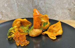 Tortelloni di sfoglia allo zafferano con farcia di capesante e caviale di salmone