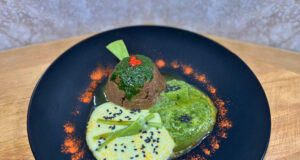 Chicken Pudding con potage di chayote e pesto di valeriana