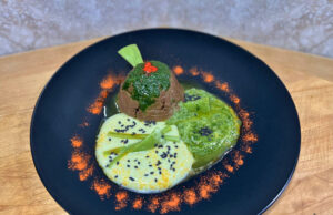 Chicken Pudding con potage di chayote e pesto di valeriana