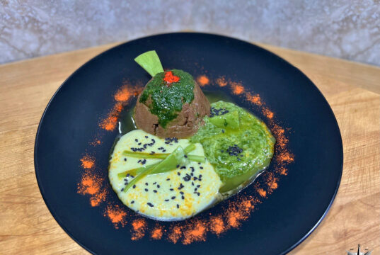 Chicken Pudding con potage di chayote e pesto di valeriana