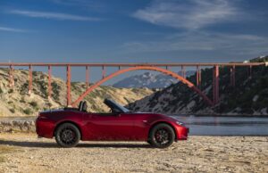 DEBUTTA LA MAZDA MX-5 2024: DESIGN, INNOVAZIONE E SICUREZZA AL TOP