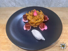 Conchiglie di lenticchie rosse con pesto di rose ai pinoli siberiani e rosette di ventricina