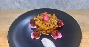 Conchiglie di lenticchie rosse con pesto di rose ai pinoli siberiani e rosette di ventricina