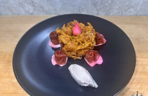 Conchiglie di lenticchie rosse con pesto di rose ai pinoli siberiani e rosette di ventricina