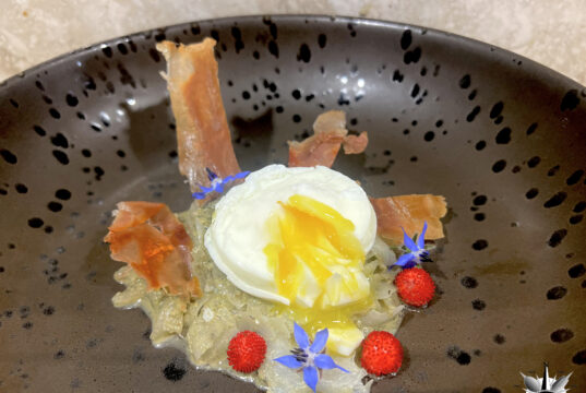 Tagliatelle di daikon con pesto di fiori di borragine e uovo pochè